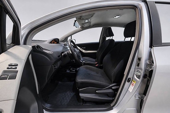 Toyota Yaris 12 of 27