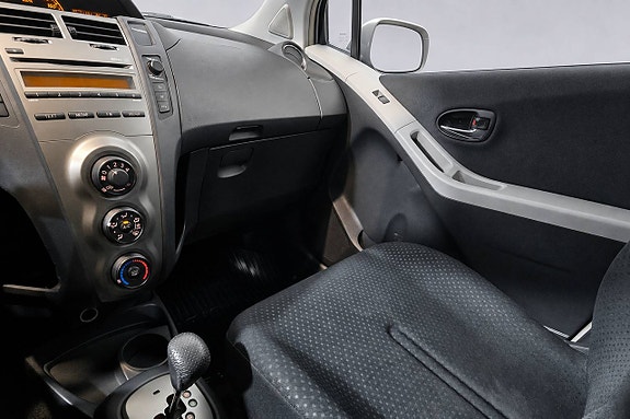 Toyota Yaris 25 of 27