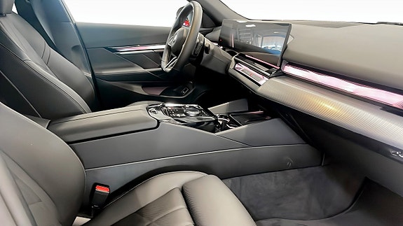 BMW 530e 3 of 11