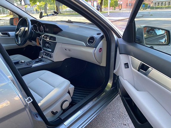 Mercedes-Benz C220 3 of 20