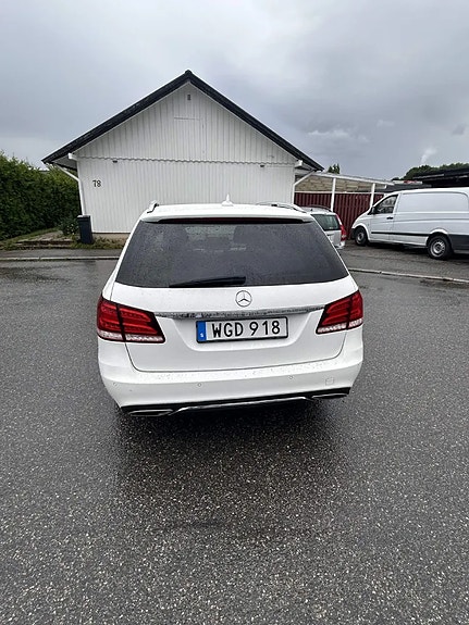 Mercedes-Benz E220 4 of 7
