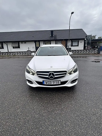Mercedes-Benz E220 2 of 7