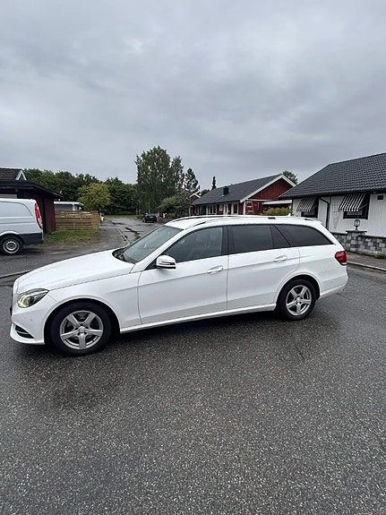 Mercedes-Benz E220 3 of 7