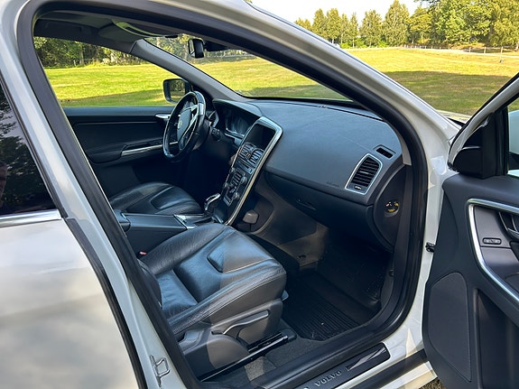 Volvo XC60 2 of 11