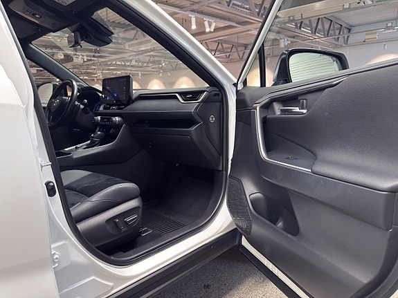 Toyota RAV4 14 of 21