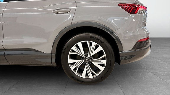 Audi Q4 e-tron 6 of 14