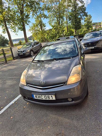 Toyota Prius 2 of 8