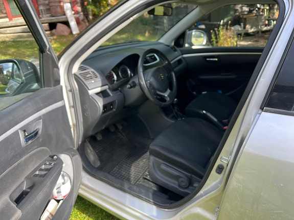 Suzuki Swift 3 of 5