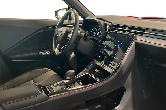 Lexus LBX 6 of 21