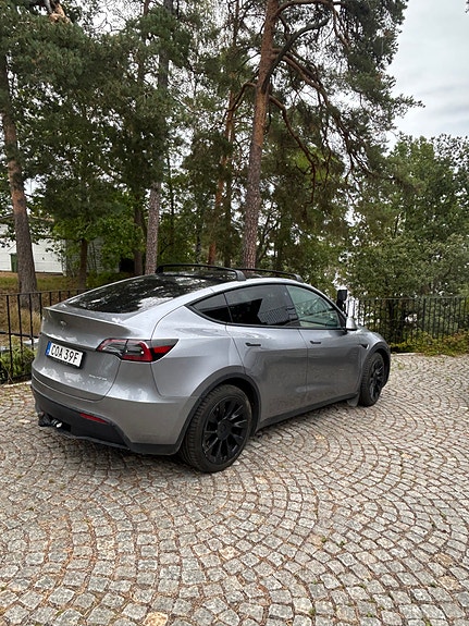 Tesla Model Y 2 of 2