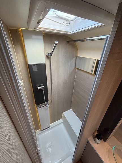 Adria Alpina 743 UX Barnkammarvagn - Alde - Våningssängar - Rymlig - Dusch! 19 of 22