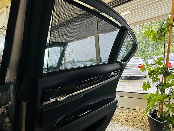 BMW 740d 18 of 27