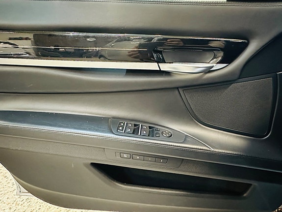 BMW 740d 27 of 27