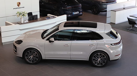 Porsche Cayenne 4 of 10