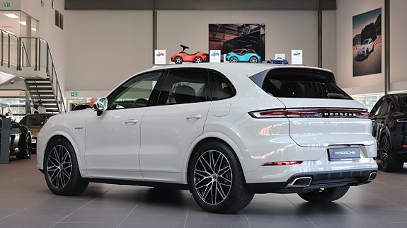 Porsche Cayenne 2 of 10