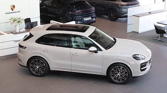 Porsche Cayenne 3 of 10