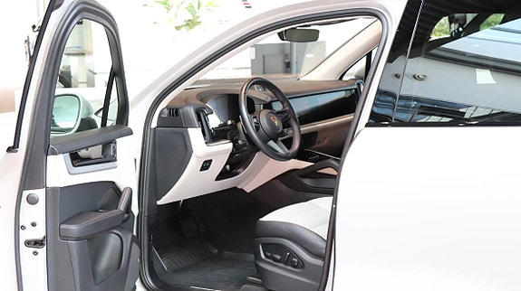 Porsche Cayenne 9 of 10