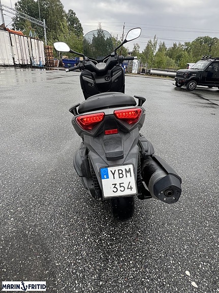Yamaha XMAX 400 4 of 9