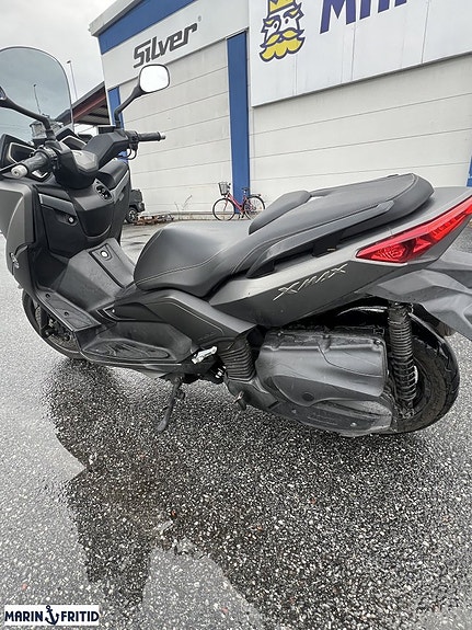Yamaha XMAX 400 2 of 9