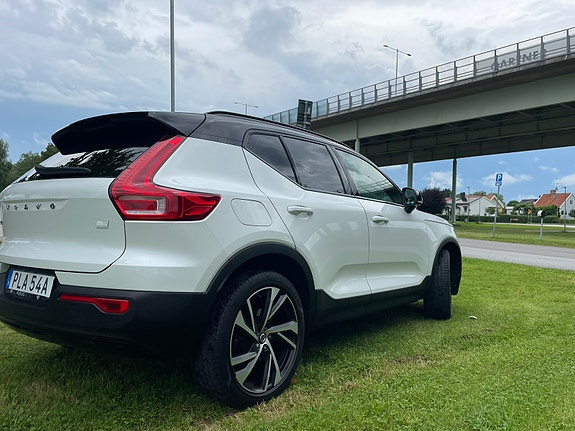 Volvo XC40 2 of 6