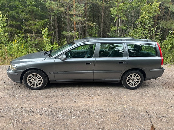 Volvo V70 2 of 7