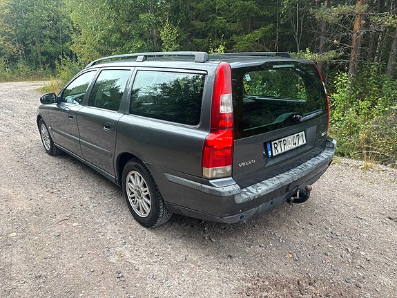 Volvo V70 3 of 7