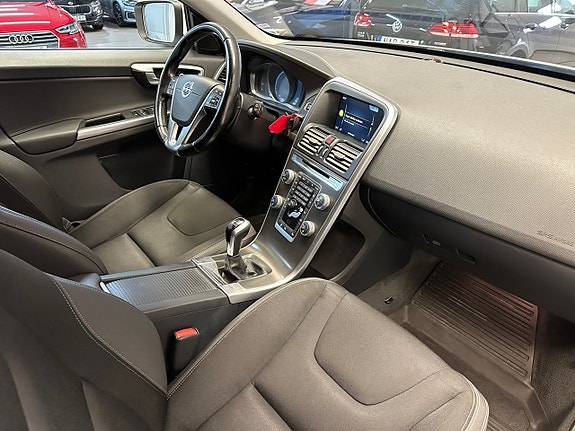Volvo XC60 13 of 30