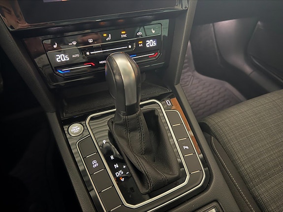 Volkswagen Passat 25 of 28