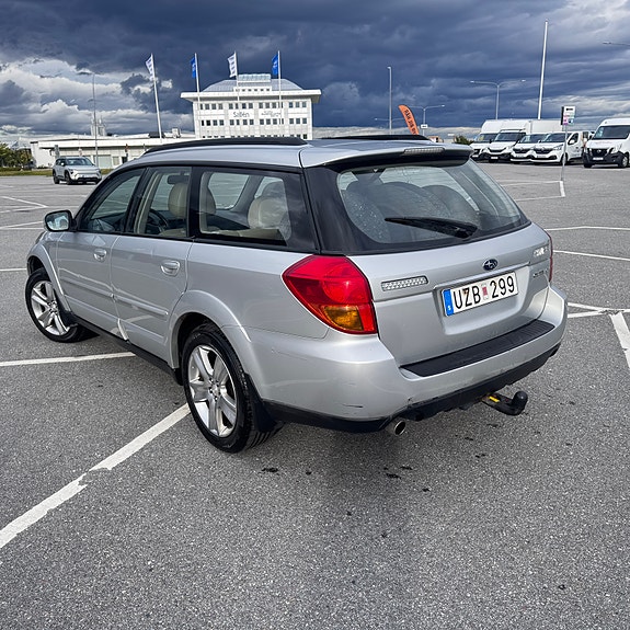 Subaru Outback 3 of 10