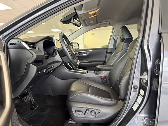 Toyota RAV4 8 of 25