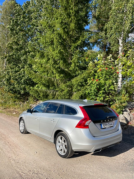 Volvo V60 2 of 7