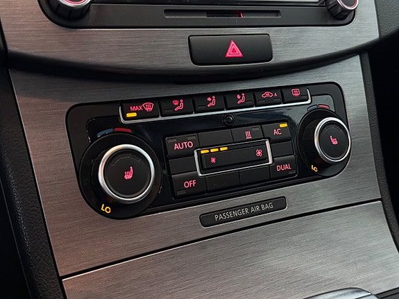 Volkswagen Passat 13 of 17