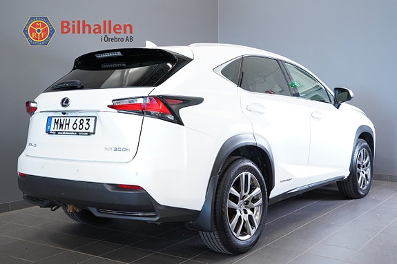 Lexus NX300h 2 of 25