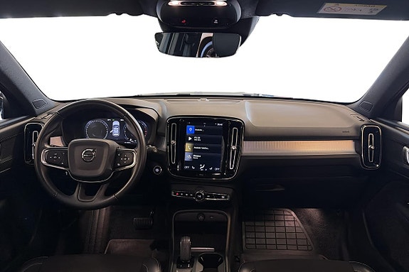 Volvo XC40 11 of 22