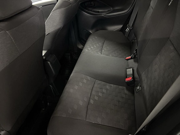 Toyota Yaris 7 of 16