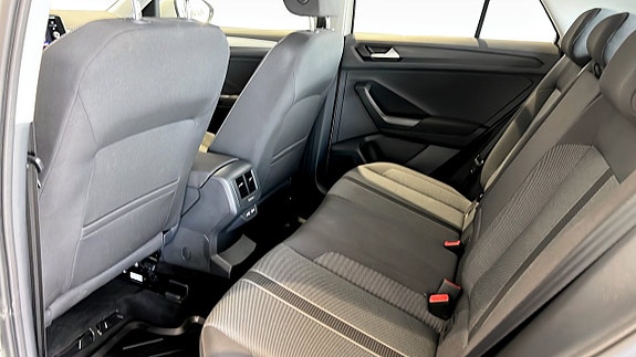 Volkswagen T-Roc 11 of 18