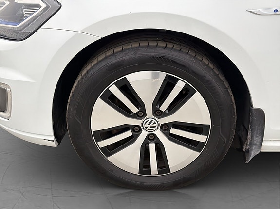 Volkswagen e-Golf VII 28 of 30