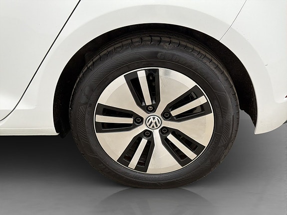 Volkswagen e-Golf VII 29 of 30