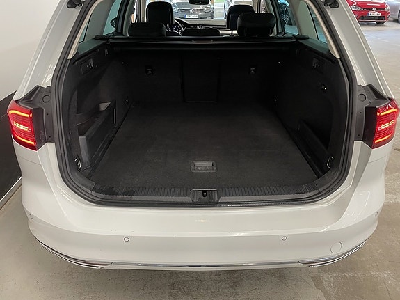 Volkswagen Passat 9 of 25
