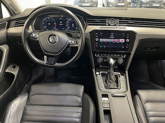 Volkswagen Passat 13 of 25