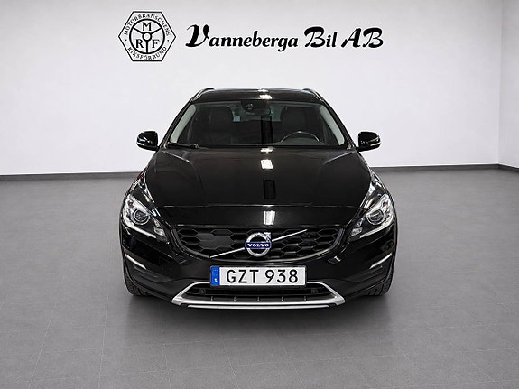 Volvo V60 Cross Country 2 of 6
