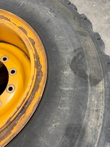 Volvo Bridgestone 20,5R25 vinter på L60 fälgar 4 of 5