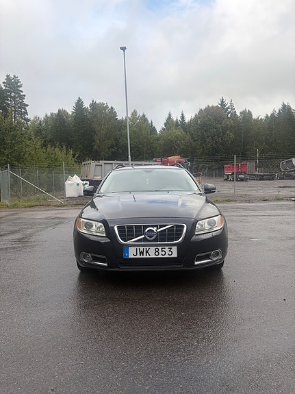 Volvo V70 2 of 12