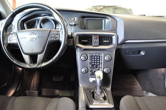 Volvo V40 12 of 18