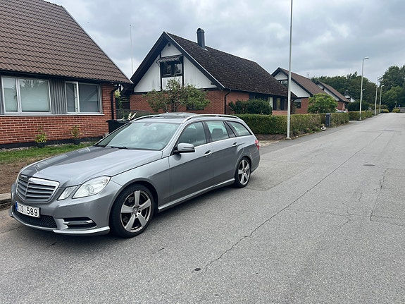 Mercedes-Benz E220 2 of 8