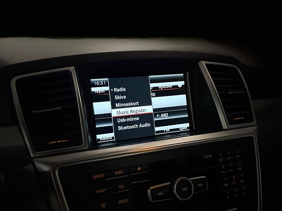 Mercedes-Benz ML350 21 of 23