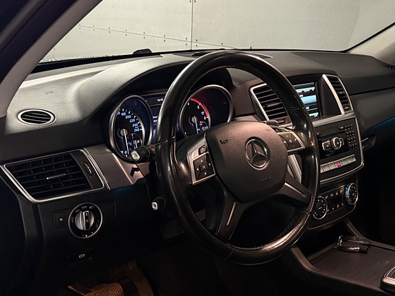 Mercedes-Benz ML350 8 of 23