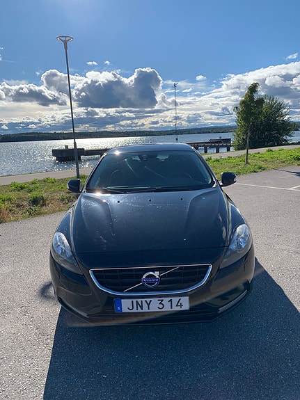 Volvo V40 2 of 10