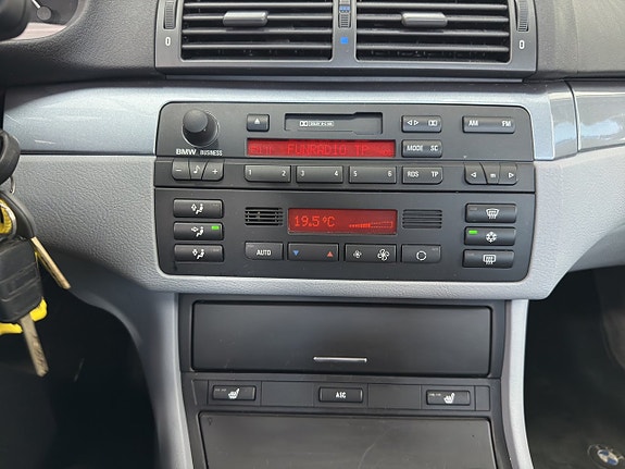 BMW 320i 14 of 16