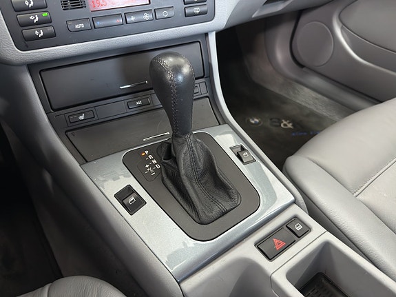 BMW 320i 15 of 16